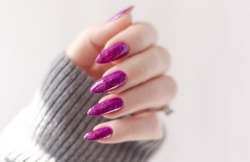 Fingernaegel-in-Pink-mit-Glitter - 80er Jahre Nägel – bunt und schrill