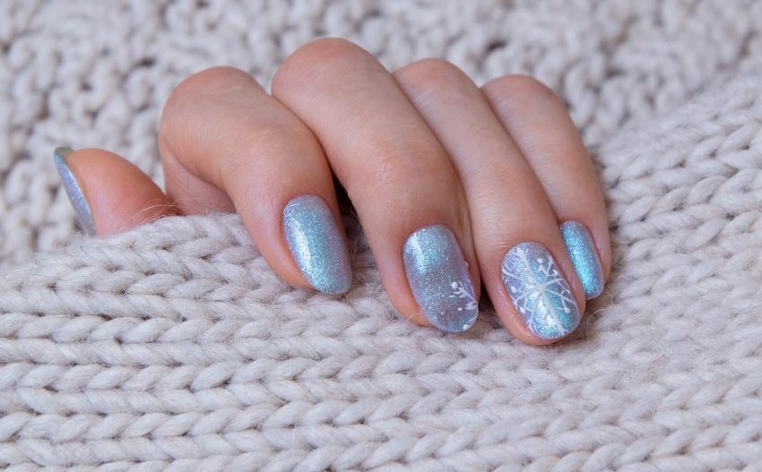 Fingernaegel mit Schneeflockendesign - Nageldesign im Winter