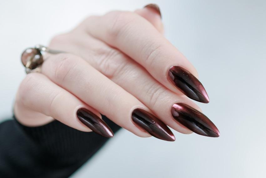 Dunkle-Stiletto-Nails