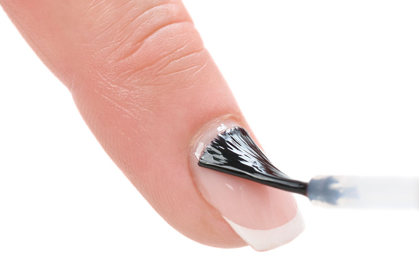 Nagelpflegeöl wird auf trockene Fingernägel aufgetragen