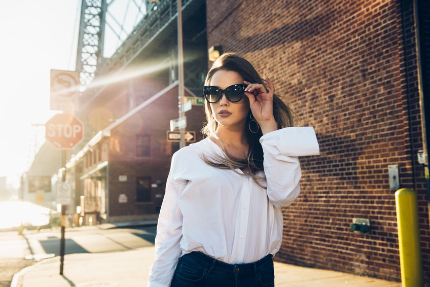 Eine Frau im Urban-Chic-Look trägt Nägel mit Make Up UV Gel