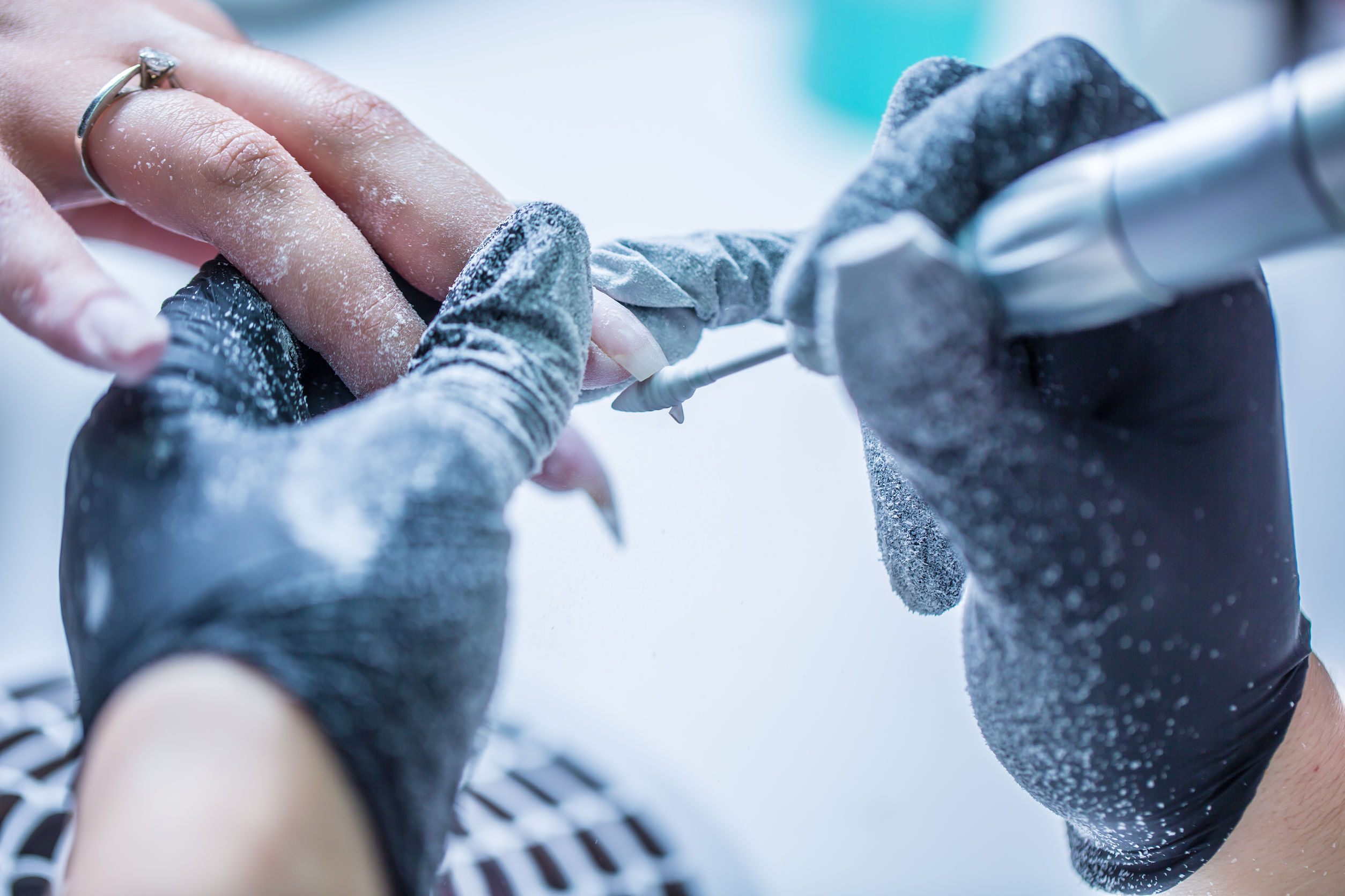 Nagelfräser in der Hand